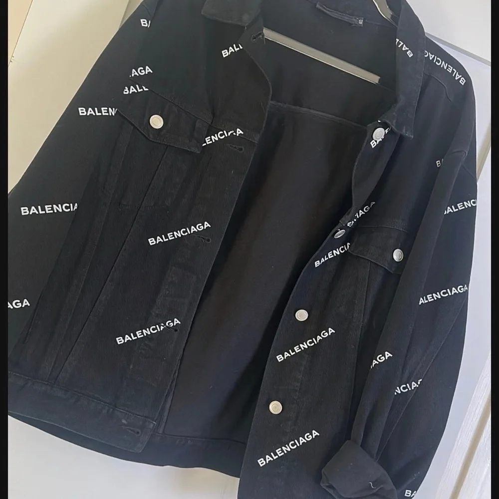 Balenciaga Logo-Emblazoned Black Jacket - Picture 2 of 3